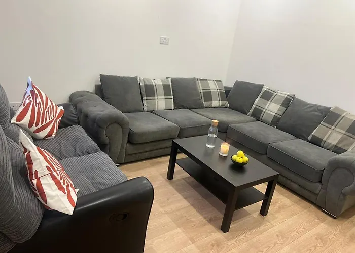 Room 1 En-Suit Double Bedroom With Bathroom In Manchester