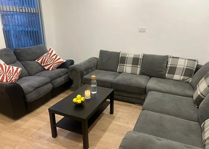 Room 1 En-Suit Double Bedroom With Bathroom In Manchester